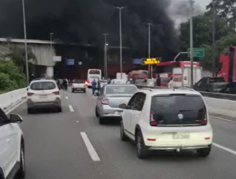 Bolsonaristas bloqueiam trecho da Marginal Tietê 