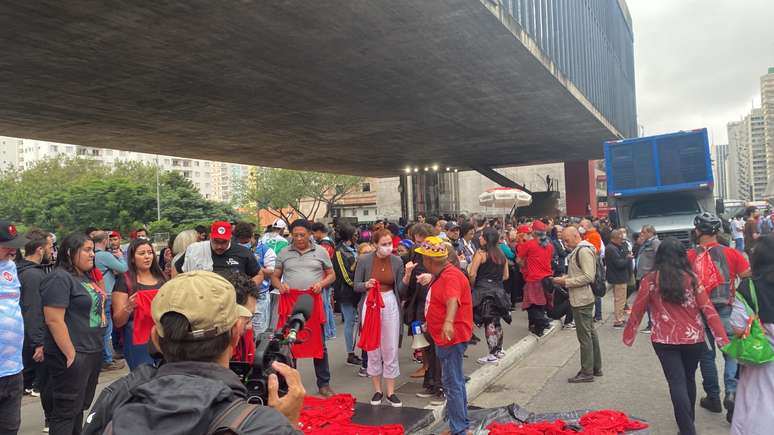 Manifestantes pró-democracia se reúnem na Avenida Paulista, nesta segunda-feira, 9