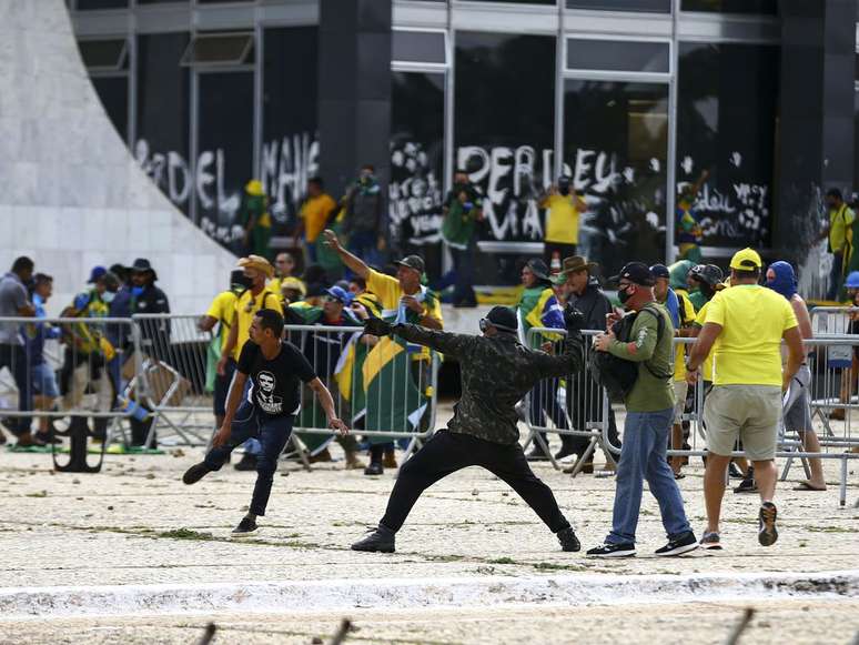 Bolsonaristas durante os atos de 8 de janeiro que culminaram na invasão dos Três Poderes, em Brasília