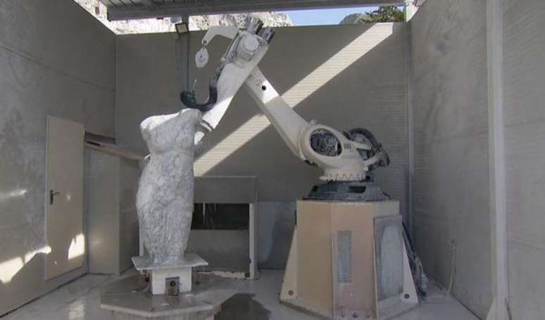 O robô 1L da empresa ROBOTOR esculpe um bloco de mármore de Carrara em uma figura de Vênus, nas instalações da empresa em Carrara, Itália. 