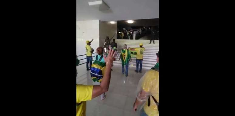 Vídeo mostra PMs deixando bolsonaristas invadirem Congresso Nacional