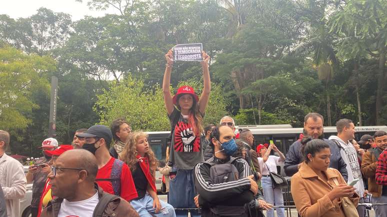 Manifestantes demonstram apoio ao governo e repudiam terrorismo em Brasília