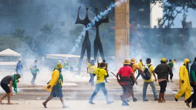 Forças de segurança do DF não contiveram apoiadores de Bolsonaro que invadiram e destruíram o Palácio do Planalto, o Congresso Nacional e o STF