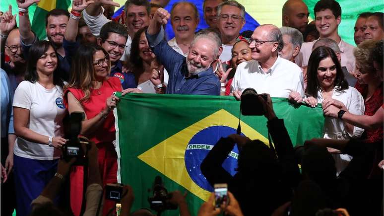 Lula comemorando com sua equipe quando foi proclamado vencedor das eleições presidenciais brasileiras