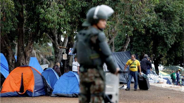 Um militar observa acampamento bolsonarista ser desmontado