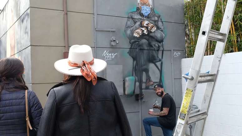 A popularidade do meme ilustrando o senador americano Bernie Sanders usando luvas sem dedos ajudou a levantar US$ 1,8 milhão (cerca de R$ 9,6 milhões) em doações para caridade