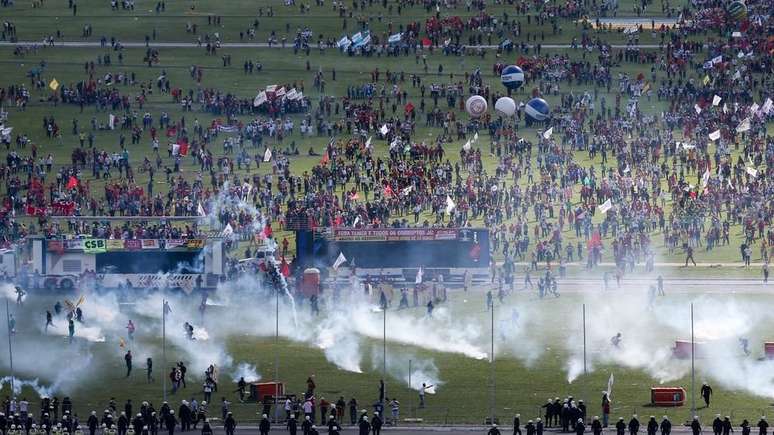 Com depredação de ministérios e confronto, ato em Brasília reuniu 45 mil pessoas em 2017