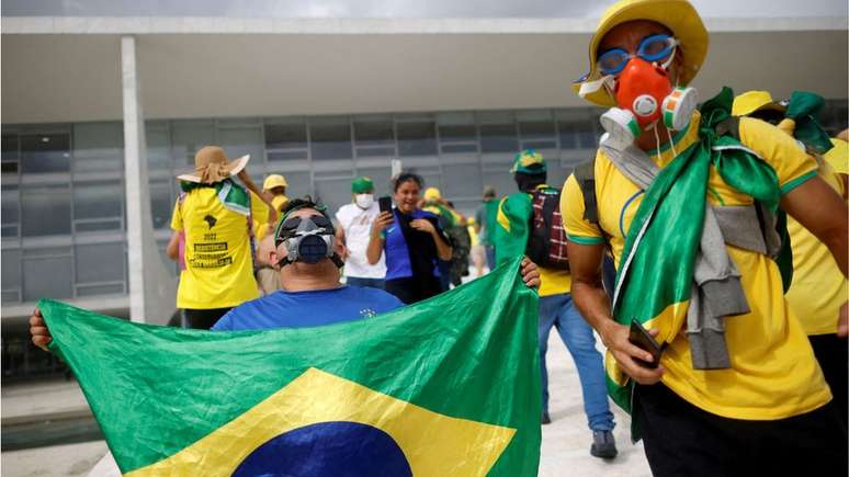 Bolsonaristas de verde e amarelo durante a invasão em Brasília