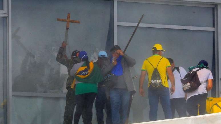 Manifestantes quebraram janelas ao invadir o Palácio do Planalto, protagonizando cenas que lembram a invasão do Capitólio dos EUA em janeiro de 2021