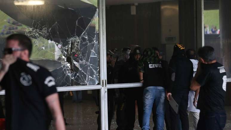 Manifestantes contrários à reforma da Previdência tentam invadir o prédio do Congresso Nacional, em Brasília - 18/04/2017