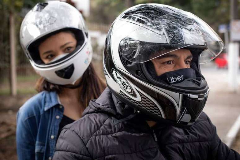 Popularização de moto por aplicativo gerou insegurança em relação a capacete