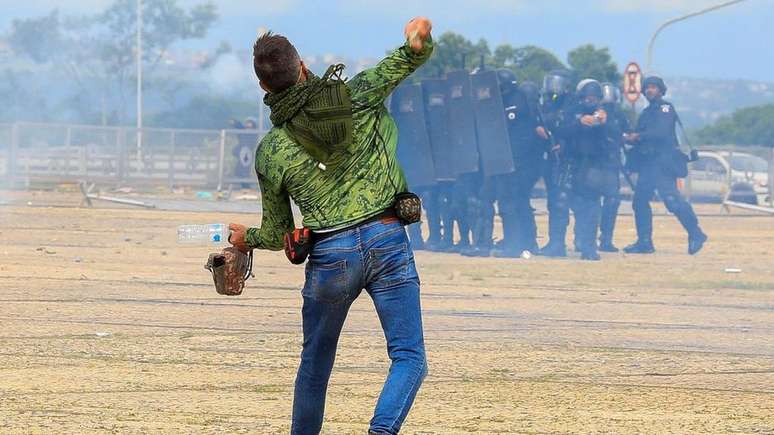 Homem atira objeto contra policiais durante invasão de sedes dos três Poderes em Brasília