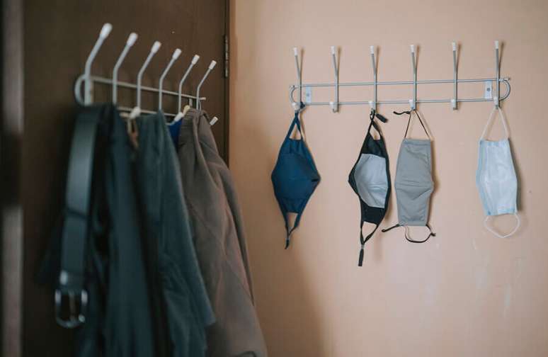6. Invista em ganchos colocados nas portas para a organiza&ccedil;&atilde;o de guarda roupa &ndash; Foto: iStock