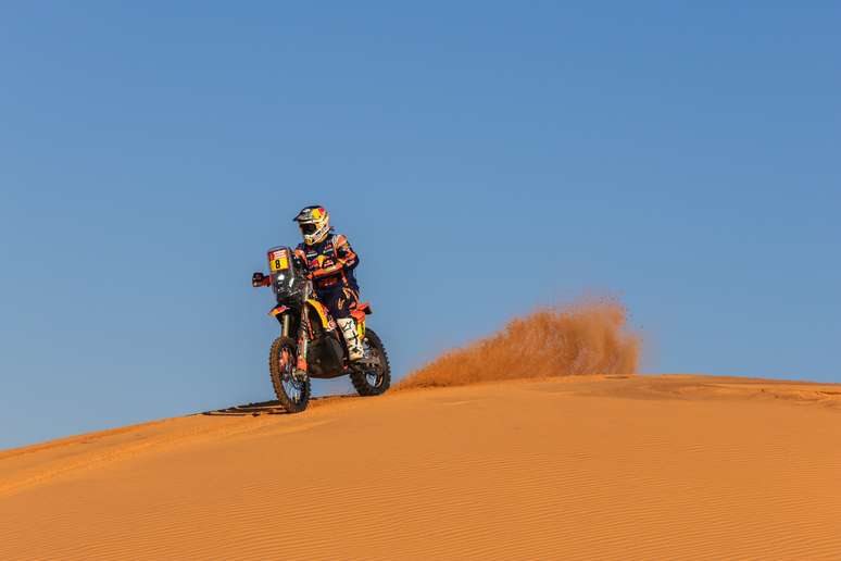 Toby Price est&aacute; somente 3 segundos atr&aacute;s de Skyler Howes nas motos do Dakar 2023 