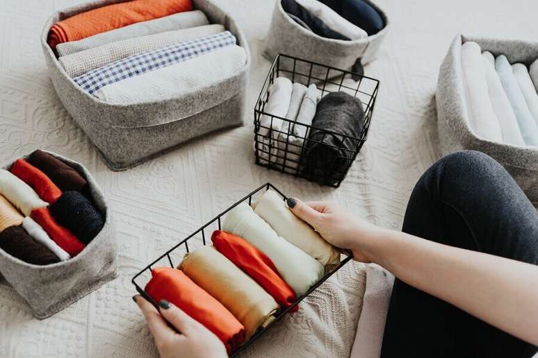 3. Organizadores s&atilde;o fundamentais para a organiza&ccedil;&atilde;o de guarda roupa &ndash; Foto: iStock