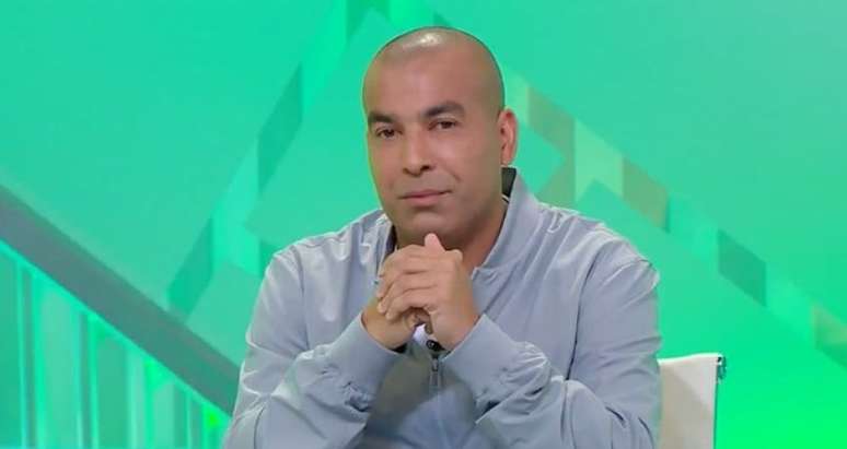 Emerson Sheik se divertiu com os memes utilizando seu nome e rosto (Foto: Reprodução/SBT)