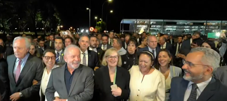 Lula caminha ao lado da presidente do STF, Rosa Weber, e da governadora do RN, Fátima Bezerra