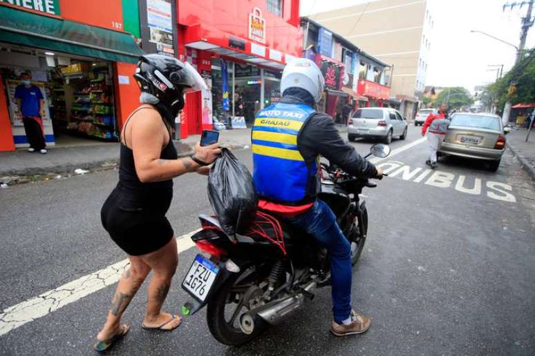 Serviço de mototáxi já faz parte do dia a dia dos moradores do Grajaú, na zona sul da cidade.