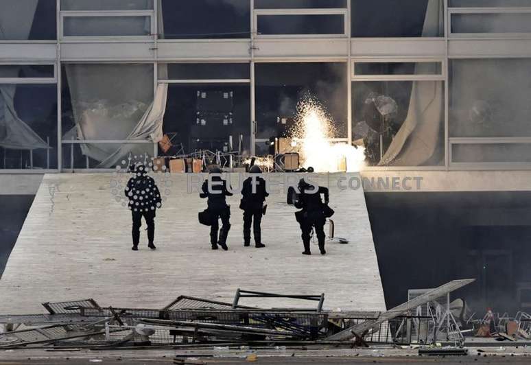 Forças de segurança durante ataque de bolsonaristas às sedes dos Três Poderes em Brasília
08/01/2023
REUTERS/Ueslei Marcelino