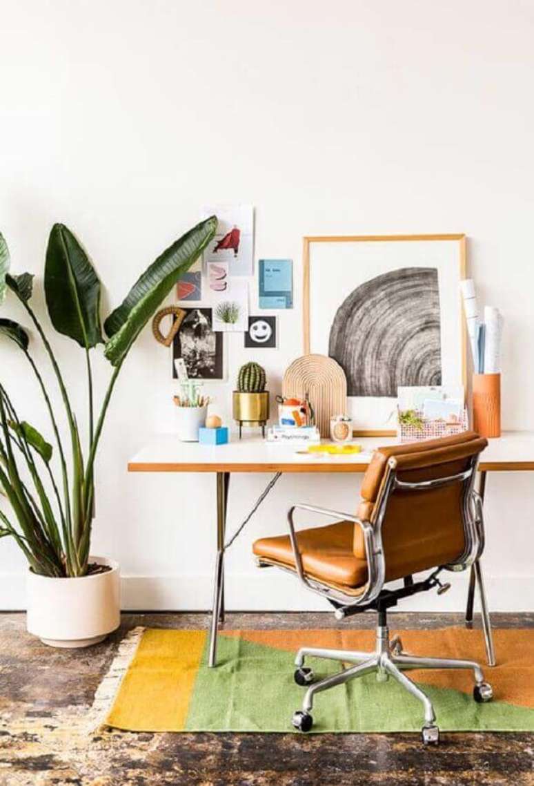 55. Planta grande para decora&ccedil;&atilde;o de cantinho de estudo simples com cadeira de escrit&oacute;rio &ndash; Foto: AnchorDeco