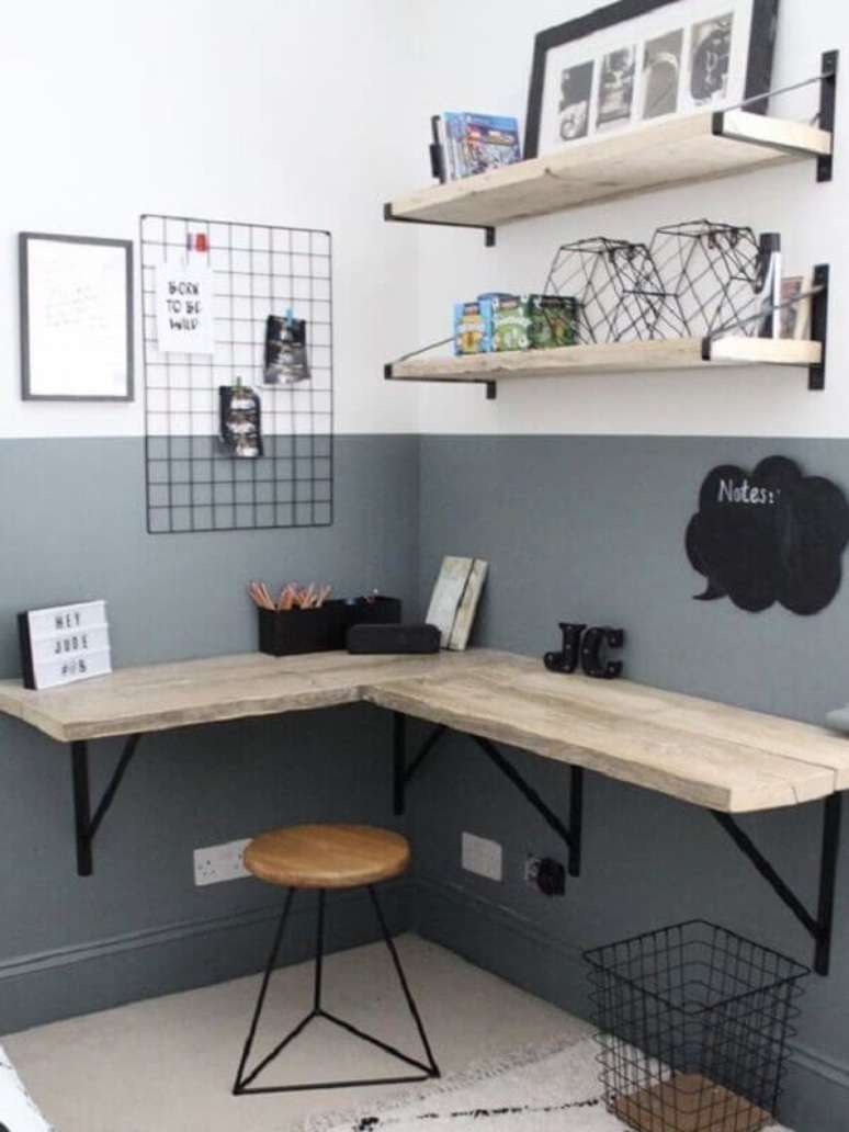 27. Decora&ccedil;&atilde;o de cantinho de estudar simples com bancada suspensa de canto &ndash; Foto; Idea Designs