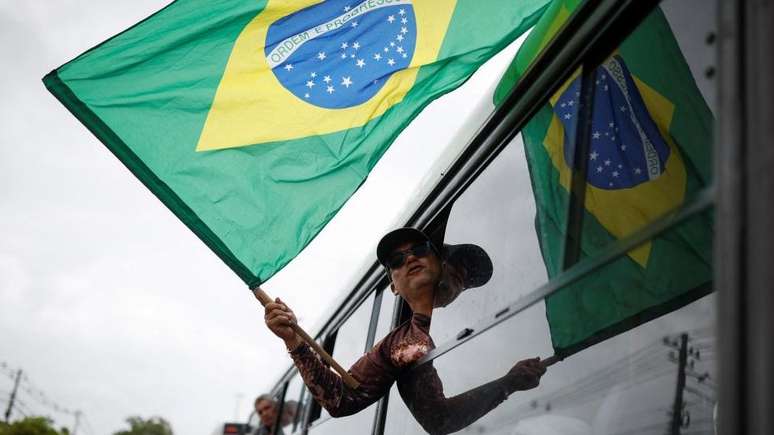 Apoiadores de Bolsonaro foram detidos e levados de ônibus para a Polícia Federal por ordem da justiça após os ataques em Brasília