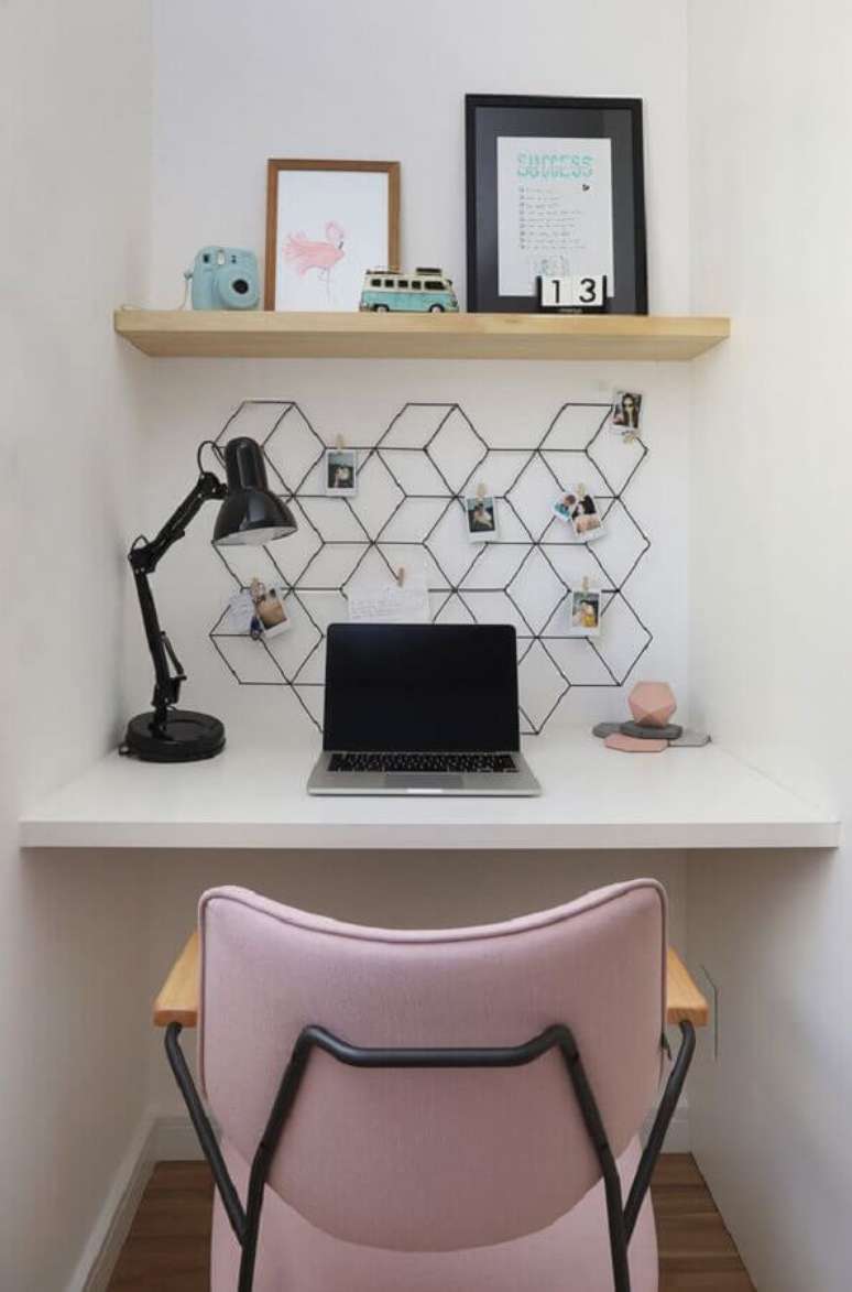 30. Decora&ccedil;&atilde;o de cantinho de estudo simples com memory board e lumin&aacute;ria preta &ndash; Foto: Arquiteta Leticia de Nobrega