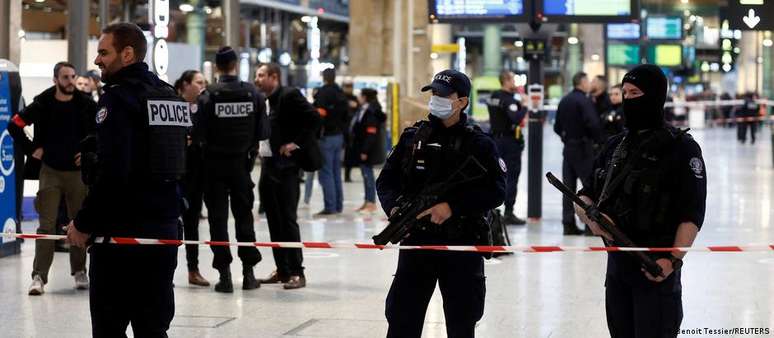 Policiais isolaram local do atentado na estação Gare du Nord, em Paris