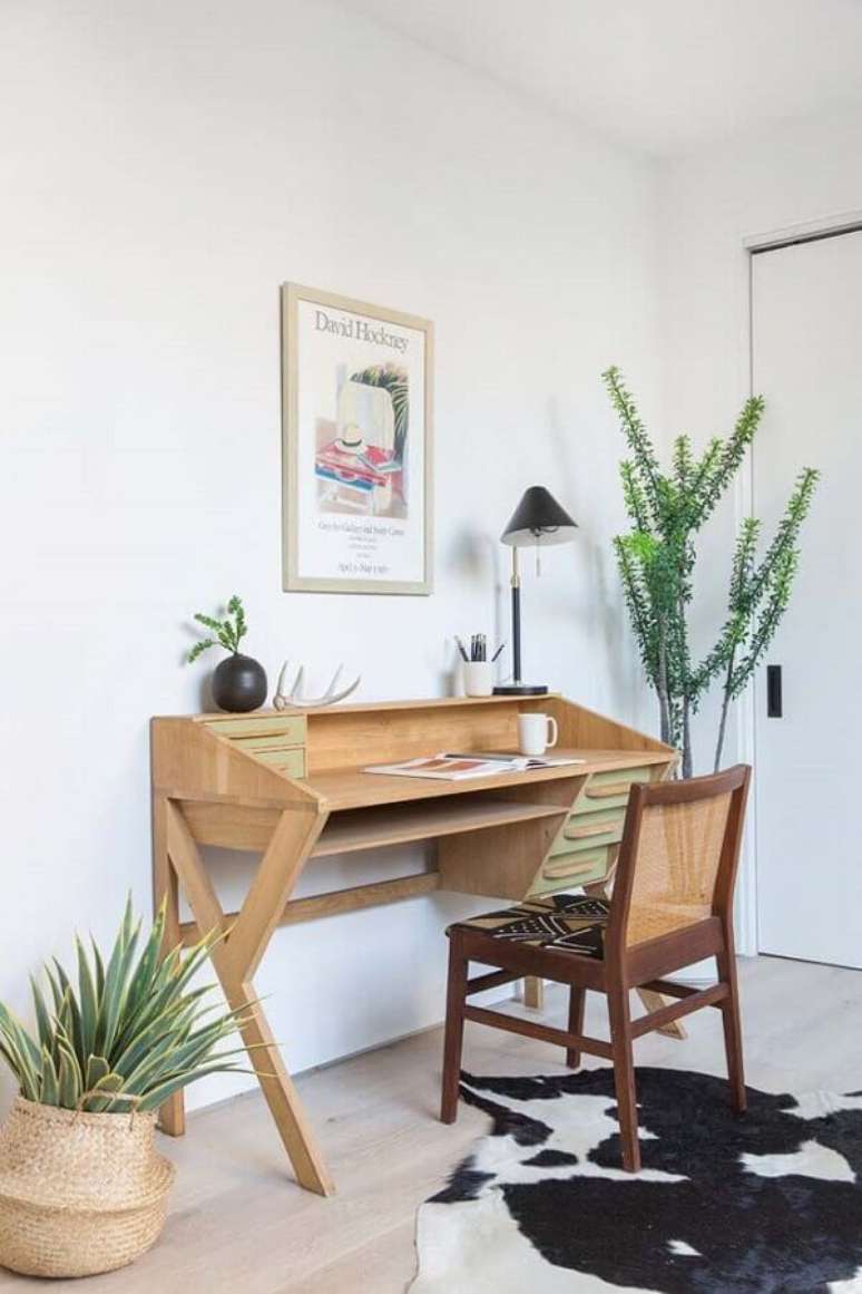 41. Escrivaninha de madeira com lumin&aacute;ria preta para decora&ccedil;&atilde;o de cantinho de estudo simples &ndash; Foto: Decor F&aacute;cil