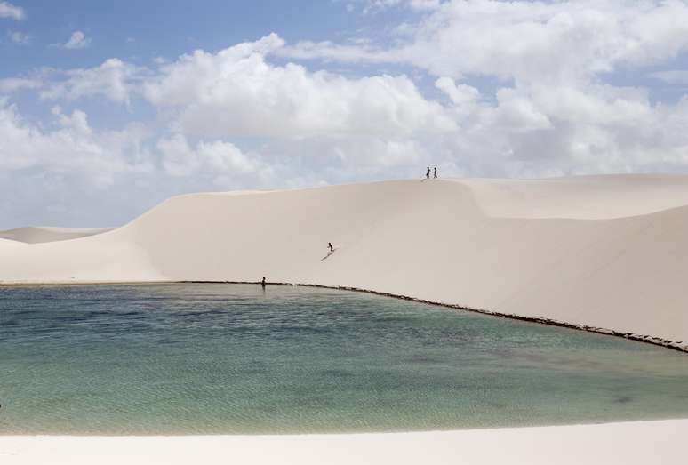 Os passeios em Jericoacoara levam para conhecer dunas e lagoas.