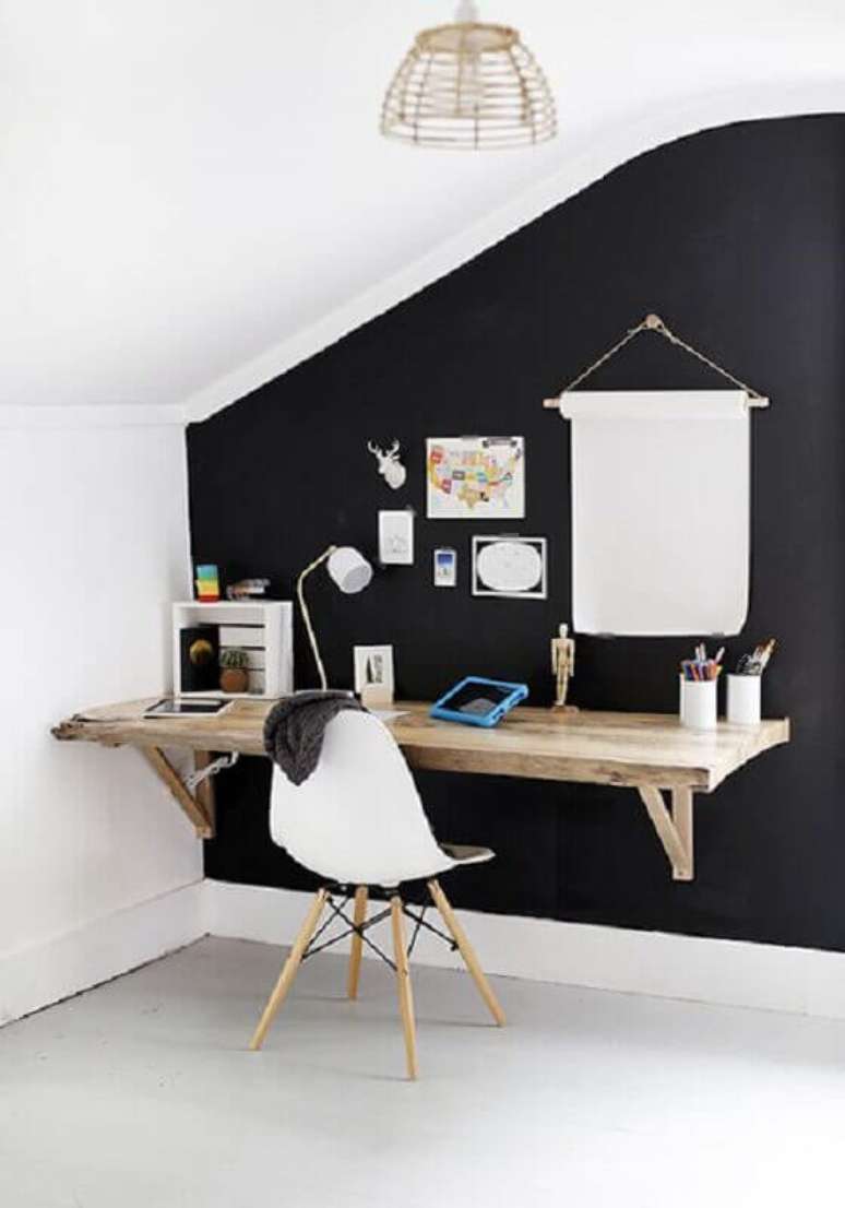 37. Decora&ccedil;&atilde;o preto e branco para cantinho de estudo simples com bancada suspensa &ndash; Foto: Design Homes