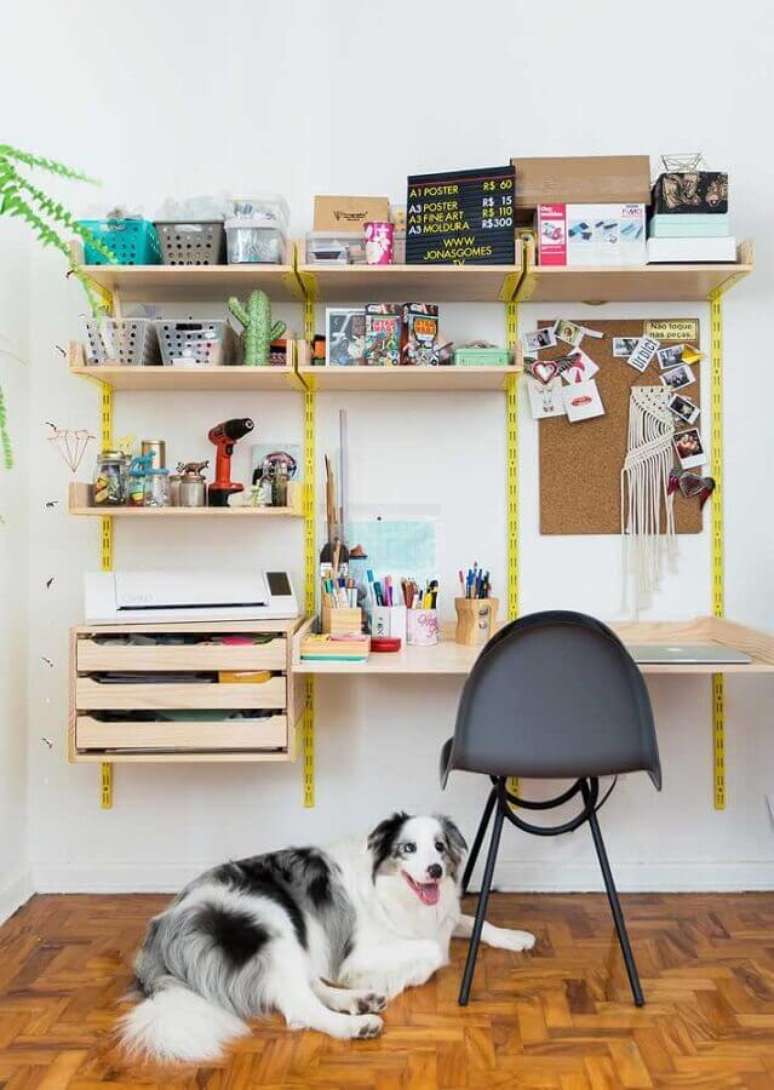 18. Cantinho de estudo simples decorado com escrivaninha suspensa &ndash; Foto: AD Magazine