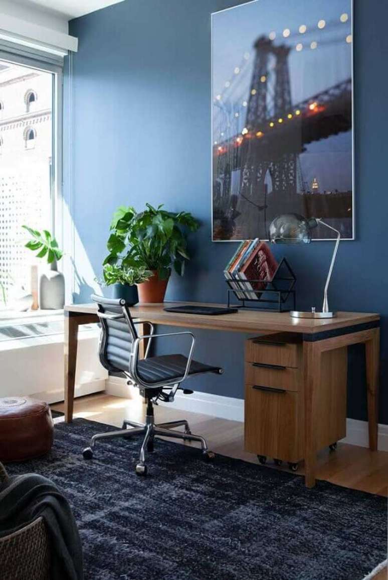 42. Escrivaninha de madeira para decora&ccedil;&atilde;o de cantinho de estudo simples &ndash; Foto: Decor F&aacute;cil