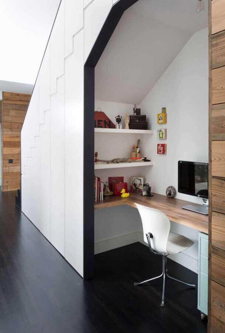 5. Decora&ccedil;&atilde;o de cantinho de estudo simples embaixo da escada &ndash; Foto: Houzz