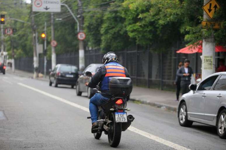 Demanda por mototaxistas cresce em alguns bairros mesmo antes da chegada do serviço da Uber a São Paulo.