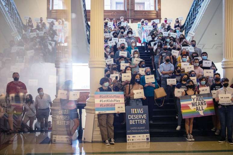 Katie e Noah foram várias vezes protestar no Capitólio do Texas contra projetos de lei sobre a comunidade trans