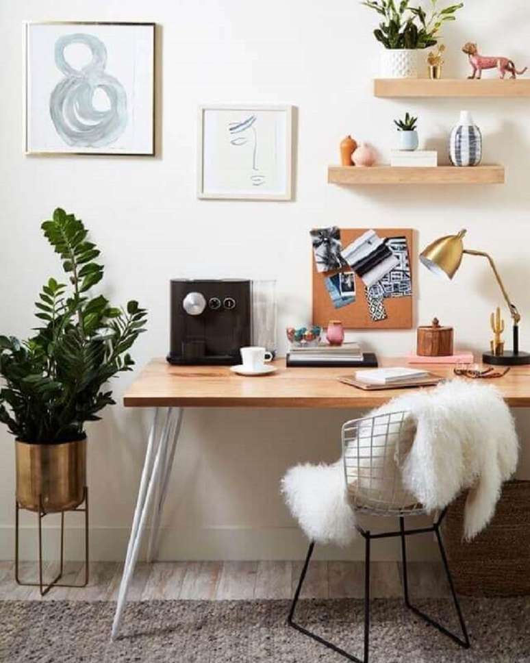 56. Vaso de planta para decora&ccedil;&atilde;o de cantinho de estudo simples com cadeira moderna &ndash; Foto: Apartment Therapy