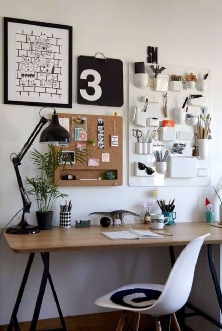 2. Cantinho de estudo simples decorado com mesa cavalete e lumin&aacute;ria articulada &ndash; Foto: Houzz