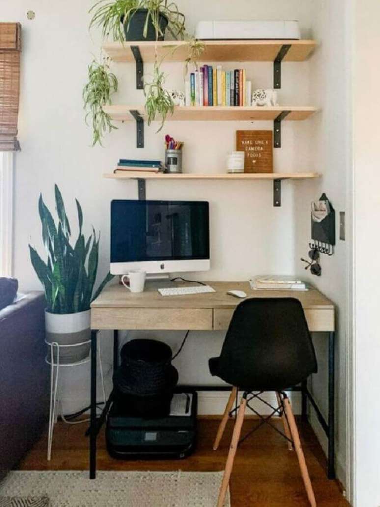 32. Decora&ccedil;&atilde;o de cantinho de estudo simples com vaso de planta e prateleiras &ndash; Foto: Cassie Bustamante