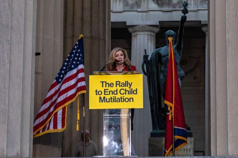 A senadora republicana Marsha Blackburn fala durante uma manifestação contra o cuidado de afirmação de gênero em Nashville, no Tennessee, em 21 de outubro de 2022