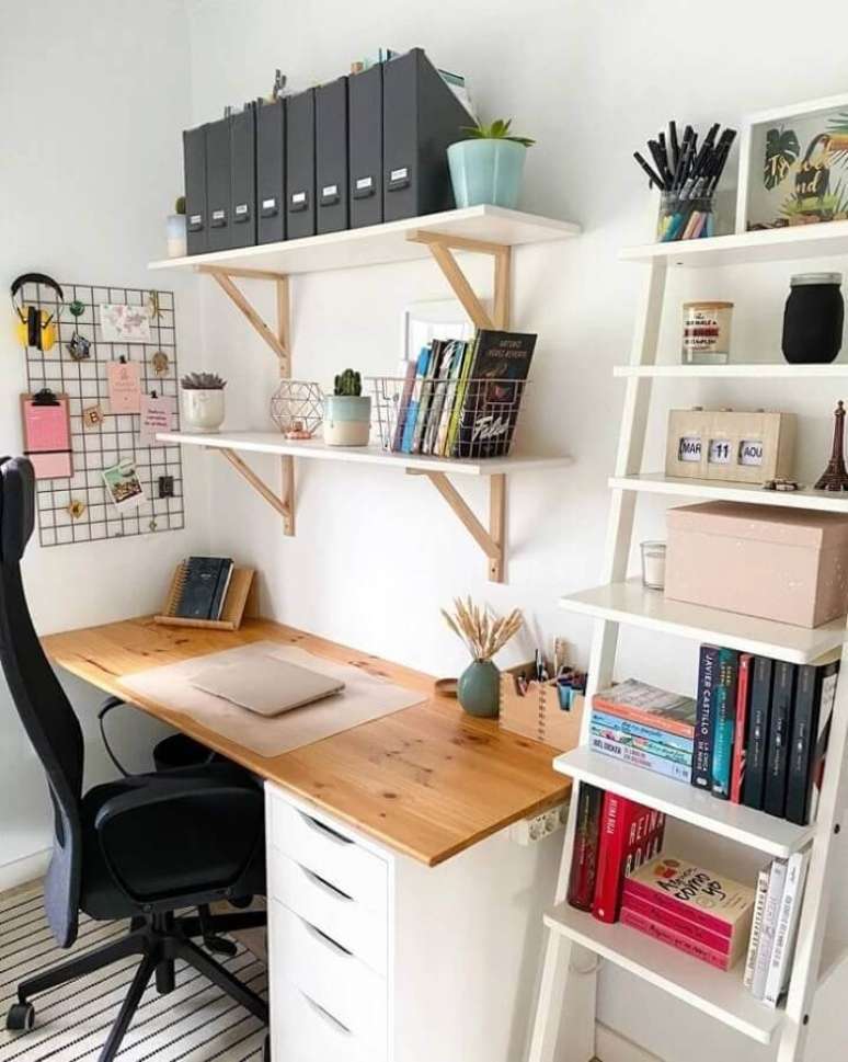 19. Cantinho de estudo simples decorado com estante para livros &ndash; Foto: OPO Sitiva