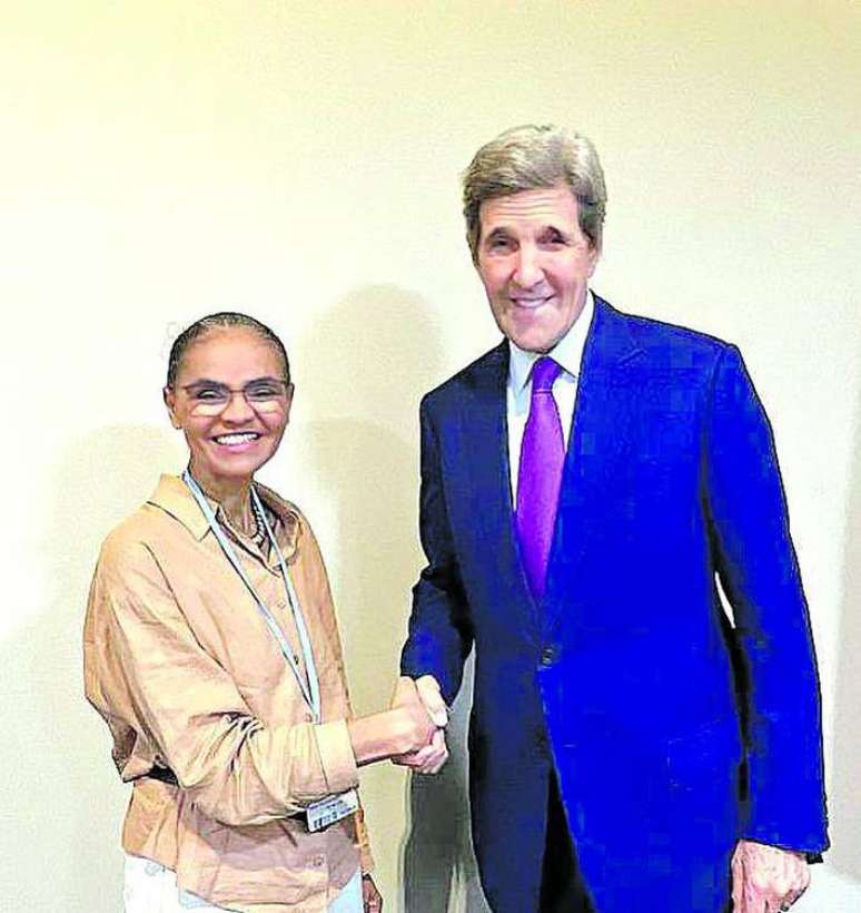 A ministra do Meio Ambiente e das Mudan&ccedil;as Clim&aacute;ticas, Marina Silva, em encontro com o enviado especial da Presid&ecirc;ncia dos Estados Unidos, John Kerry, durante a COP-27, no Egito: guinada na pol&iacute;tica ambiental nacional poder&aacute; atrair financiamento para a preserva&ccedil;&atilde;o de florestas