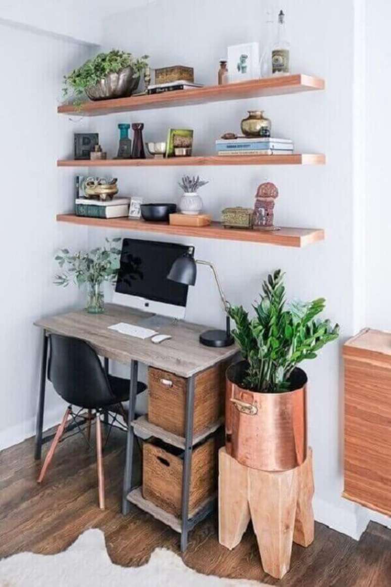 43. Escrivaninha industrial para cantinho de estudar simples decorado com prateleiras &ndash; Foto: Apartment Therapy