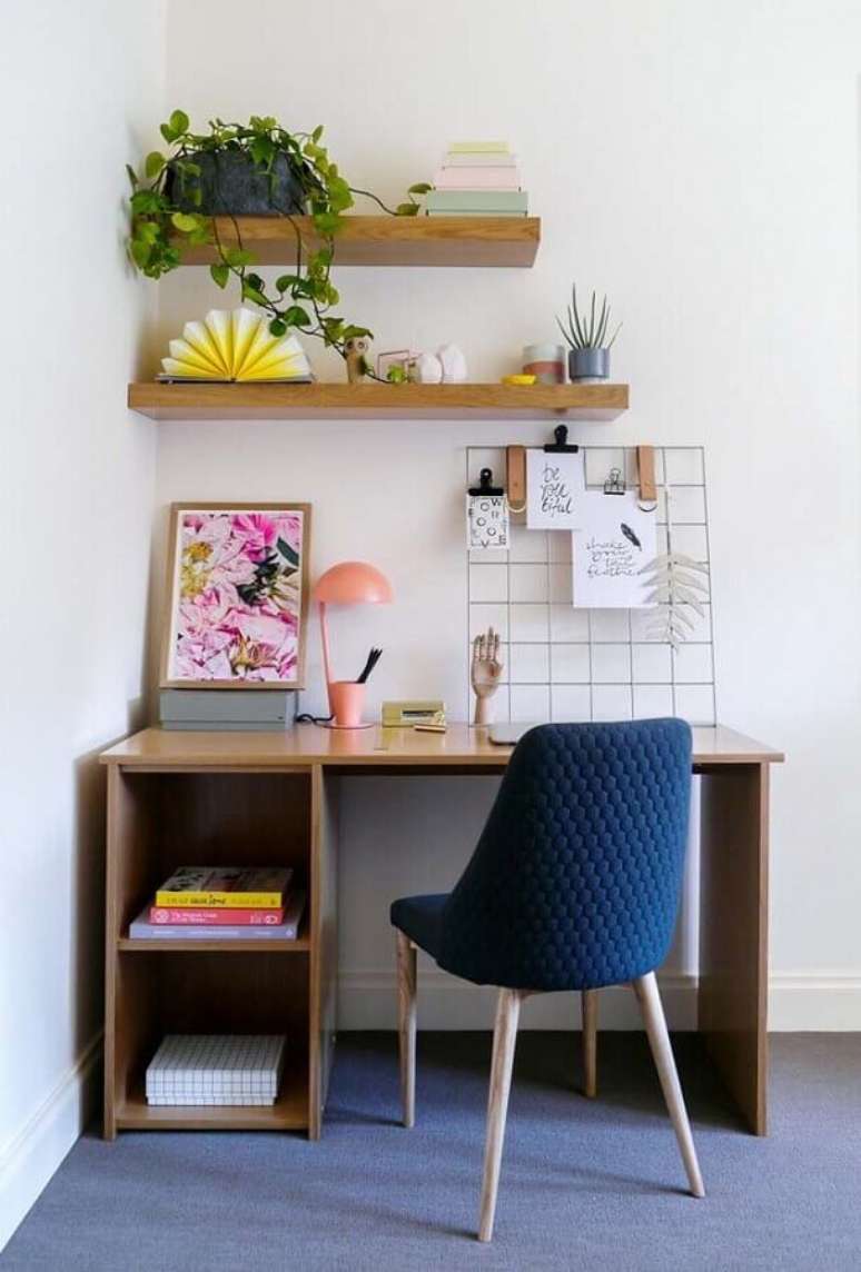 28. Decora&ccedil;&atilde;o de cantinho de estudo simples com cadeira estofada &ndash; Foto: Houzz