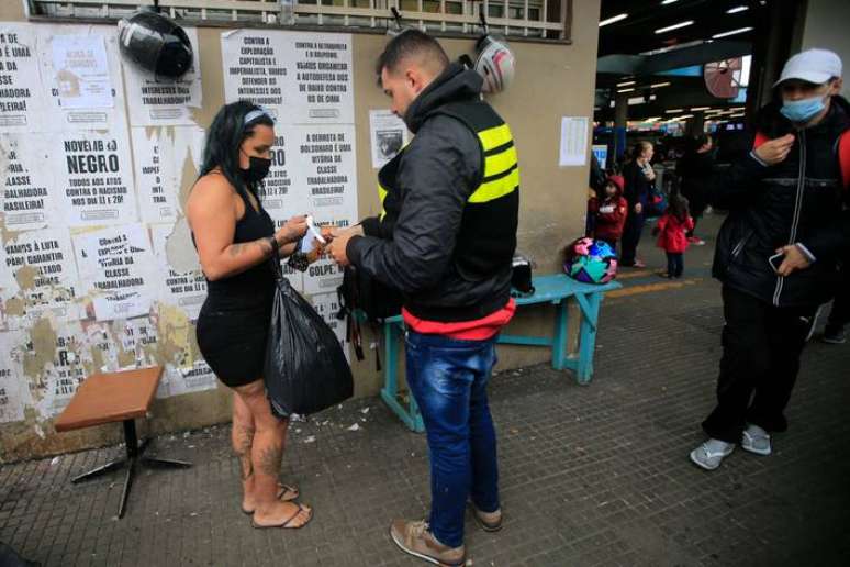 Mototaxistas atuam uniformizados e possuem uma tabela de preços que abre espaço para negociações e pechinchas.