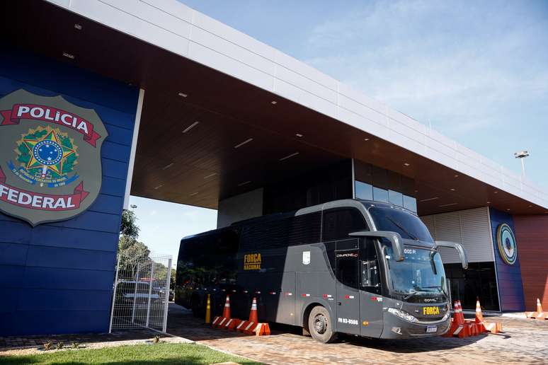 Ônibus deixa instalação da PF em Brasília 