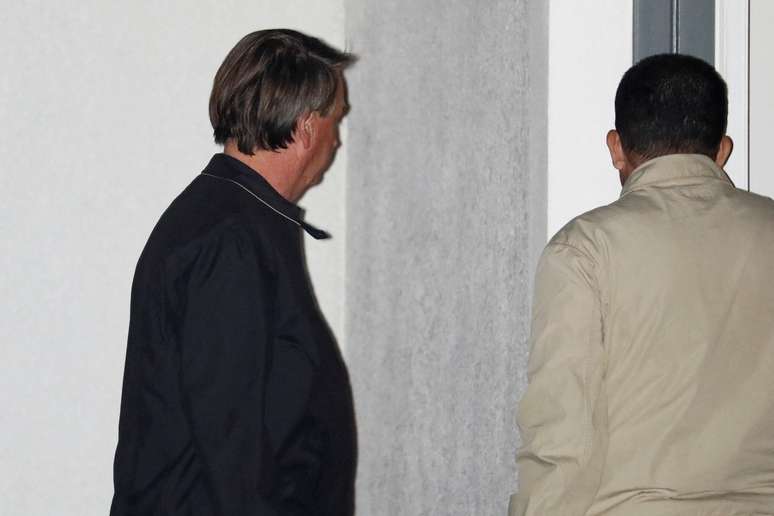 Ex-presidente Jair Bolsonaro entra em residência em Kissimmee, na Flórida, após deixar hospital 