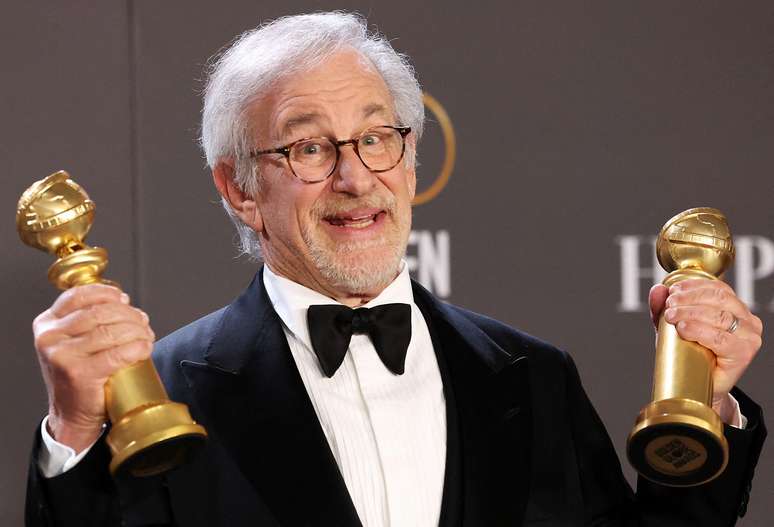 Steven Spielberg posa com seus prêmios - 10/01/2023