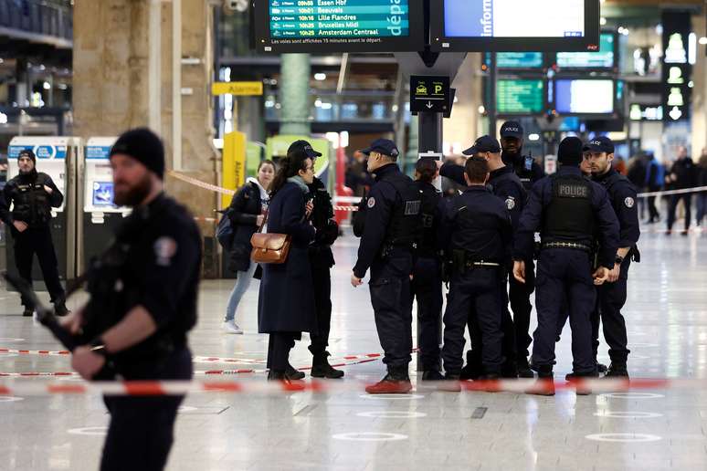 Policiais em esta&ccedil;&atilde;o de trem ap&oacute;s ataque a faca em Paris 