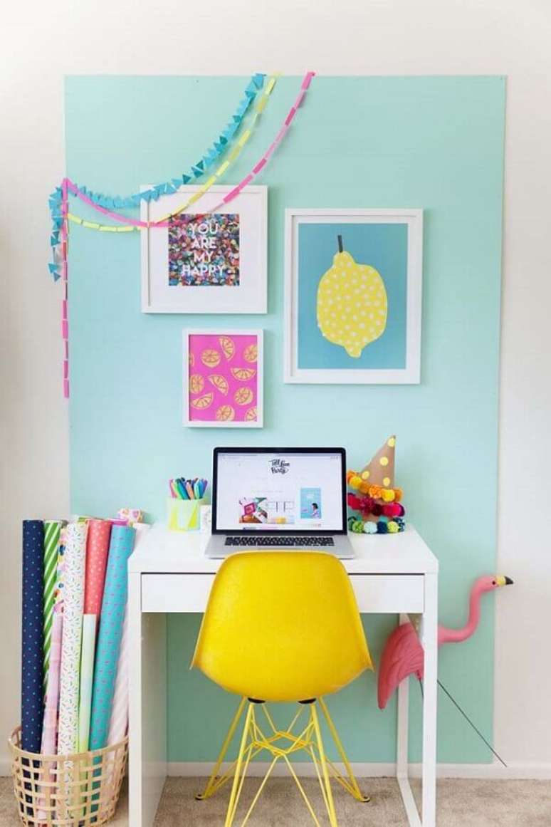 11. Cadeira amarela e escrivaninha pequena para decora&ccedil;&atilde;o de cantinho de estudar simples &ndash; Foto: Decor F&aacute;cil